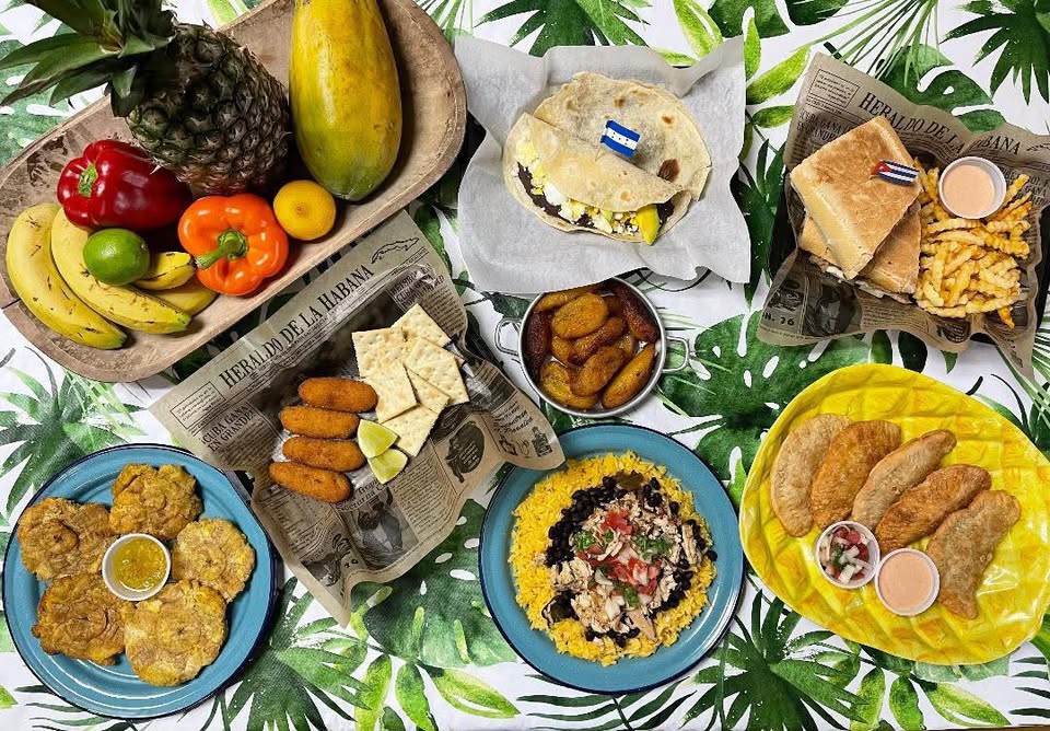 Banquete latino con frutas tropicales, wraps, plátanos fritos y especialidades de la casa